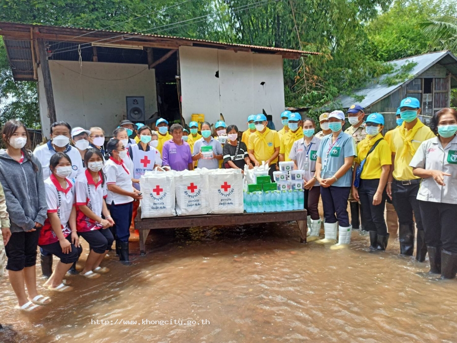 มอบถุงยังชีพให้กำลังใจประชาชนที่ได้รับผลกระทบจากน้ำท่วม