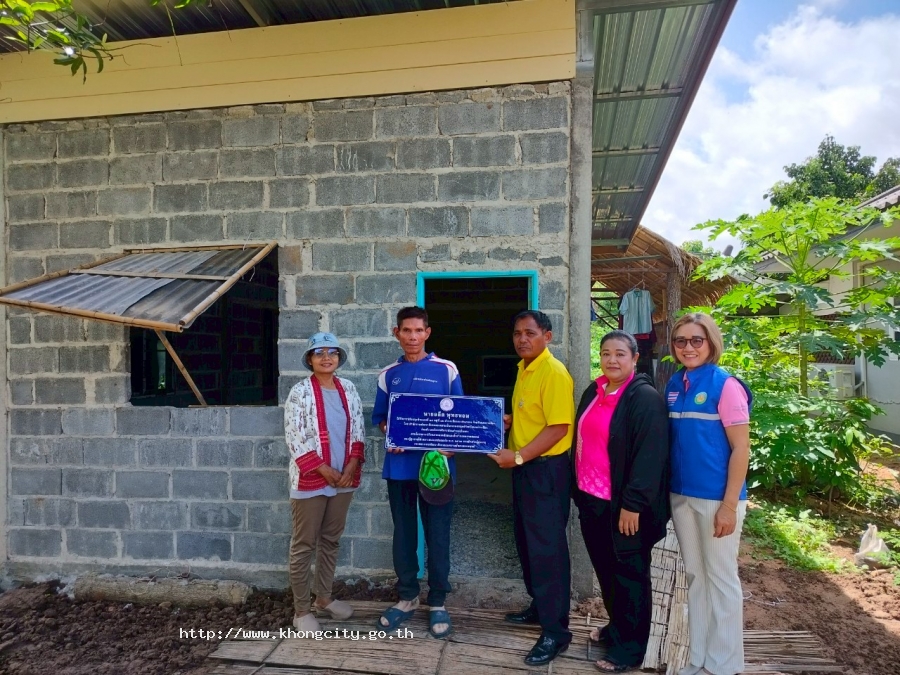 วันที่ 27 พฤษภาคม 2567 นายสมชาย  วรรธนะสุพร นายก อบต.เมืองคง ได้มอบเงินค่าวัสดุโครงการปรับสภาพแวดล้อมและสิ่งอำนวยความสะดวกของผู้สูงอายุให้เหมาะสมและปลอดภัย รายายอดีต  พุทธหอม บ้านหนองบง หมู่ที่ 12